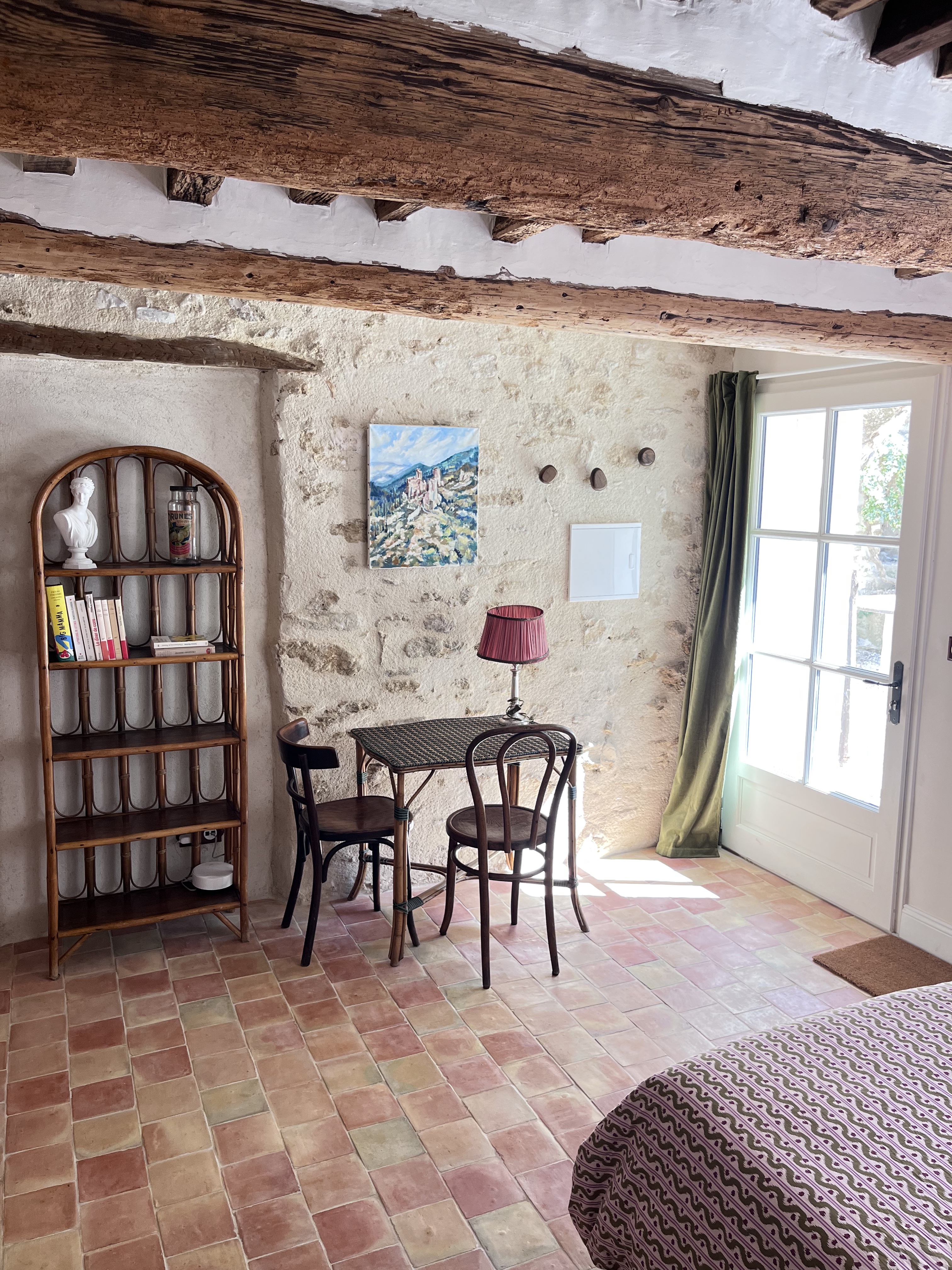 Coin séjour Chambre Dentelles, bibliothèque bambou et porte-fenêtre jardin